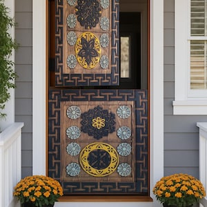 Könnte beinhalten: Eine hölzerne Doppeltür mit aufwendigen Schnitzereien und Mustern. Die Tür hat Blumen- und geometrische Designs in Schwarz, Gelb und Blau auf braunem Hintergrund. Die Tür ist geöffnet und gibt einen Einblick in den Innenraum.