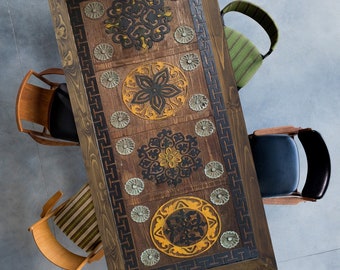 Mesa de comedor de madera hecha a mano: diseño tallado, tamaño personalizado