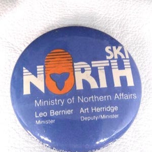 Ski North Ministry of Northern Affairs knop antieke pin vintage zeldzame jaren 1980 skiër bergjas kerstcadeau kousvuller