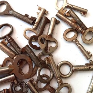 Vintage Mini Yale & Town type Skeleton Key Antique Solid Steel Authentic Victorian Lock Door Rustic Patina Made in England Collector Gift image 6