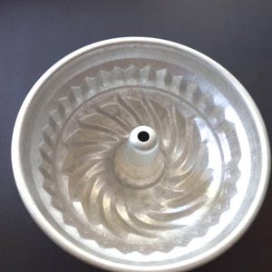 Molde Bundt de aluminio vintage de 6 (?) tazas para hornear, artículo de cocina, utensilios para hornear, estilo cottagecore, decoración de cocina, artículos para hornear, regalo antiguo de Navidad, pudín