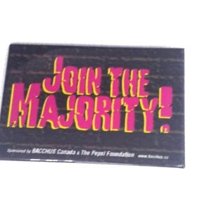 Può includere: Magnete rettangolare con la scritta "JOIN THE MAJORITY!" in lettere rosa acceso con bordi gialli. Lo sfondo è una texture marrone scuro, simile al legno. Sponsorizzato da BACCHUS Canada & The Pepsi Foundation.