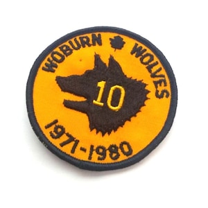 Woburn Wolves "10" 1971-1980 Badge Patch Antique Vintage Geschenk für Trainer Jacke Rucksack Tasche Kanadier US Weihnachtsgeschenk Stocking Stuffer