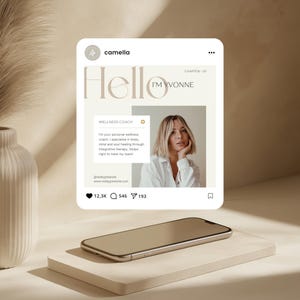 K&ouml;nnte beinhalten: Ein Social-Media-Beitrag mit beigefarbenem Hintergrund, auf dem eine Frau mit blonden Haaren und einem wei&szlig;en Hemd zu sehen ist. Der Text lautet "Hello I'm Yvonne" und "Wellness Coach". Der Beitrag enth&auml;lt ein Herz-, Kommentar- und Freigabe-Symbol mit der Anzahl der Likes, Kommentare und Freigaben.