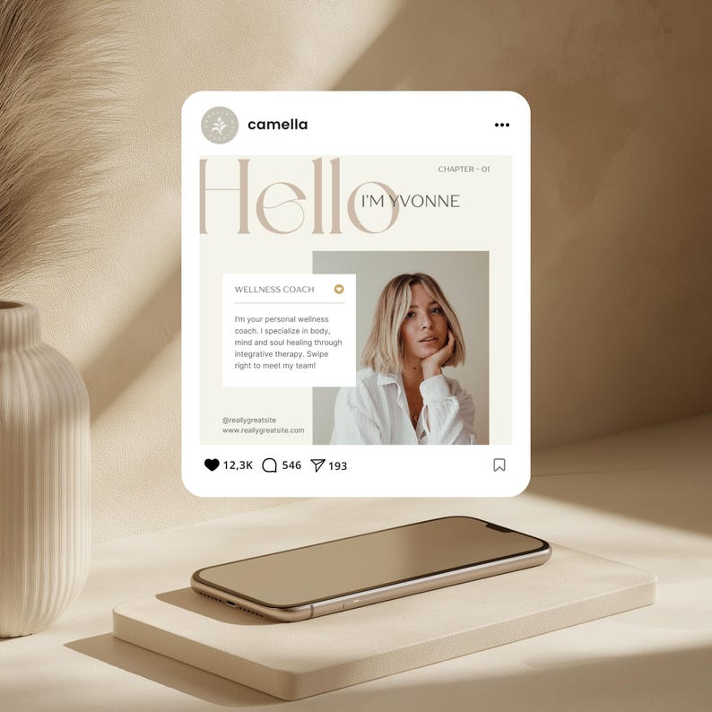 K&ouml;nnte beinhalten: Ein Social-Media-Beitrag mit beigefarbenem Hintergrund, auf dem eine Frau mit blonden Haaren und einem wei&szlig;en Hemd zu sehen ist. Der Text lautet "Hello I'm Yvonne" und "Wellness Coach". Der Beitrag enth&auml;lt ein Herz-, Kommentar- und Freigabe-Symbol mit der Anzahl der Likes, Kommentare und Freigaben.