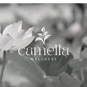 K&ouml;nnte beinhalten: Ein Schwarzwei&szlig;bild einer Lotusblume mit dem Text "camellia wellness" in wei&szlig;en Buchstaben.