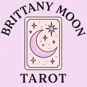 K&ouml;nnte beinhalten: Eine rechteckige Tarotkarten-Grafik auf hellrosa Hintergrund mit einer Mondsichel und Sternen in einem violetten Farbverlauf. Der Text BRITTANY MOON ist &uuml;ber der Karte gew&ouml;lbt und das Wort TAROT ist in schwarzen Gro&szlig;buchstaben unter der Karte gedruckt.