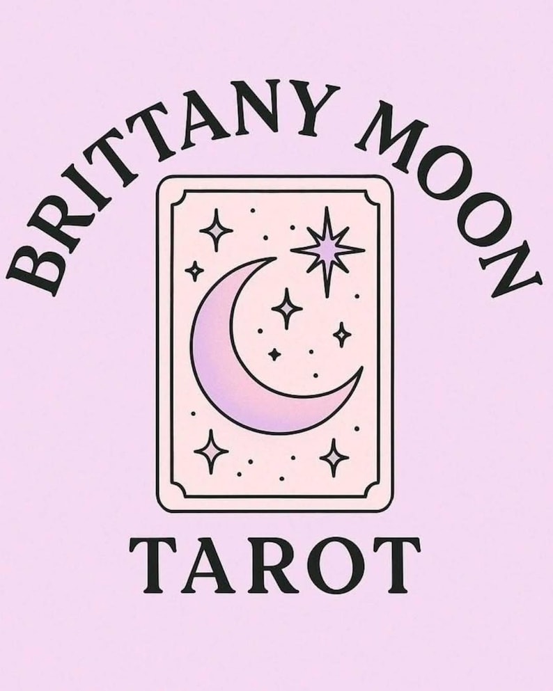 K&ouml;nnte beinhalten: Eine rechteckige Tarotkarten-Grafik auf hellrosa Hintergrund mit einer Mondsichel und Sternen in einem violetten Farbverlauf. Der Text BRITTANY MOON ist &uuml;ber der Karte gew&ouml;lbt und das Wort TAROT ist in schwarzen Gro&szlig;buchstaben unter der Karte gedruckt.