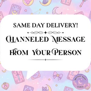 以下が含まれることがあります： 白い吹き出しの中に黒い文字で「SAME DAY DELIVERY! CHANNELED MESSAGE FROM YOUR PERSON」と書かれています。背景はタロットカード、三日月、星、リボンのパステルカラーのパターンで、隅に円形のロゴがあります。