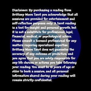K&ouml;nnte beinhalten: Eine kreisf&ouml;rmige Grafik mit konzentrischen Ringen in Dunkelblau, Hellblau und Wei&szlig;, die einem Auge &auml;hnelt. &Uuml;berlagert ist wei&szlig;er Text: Disclaimer: By purchasing a reading from Brittany Moon Tarot you acknowledge that all sessions are provided for entertainment and self-reflection purposes only.