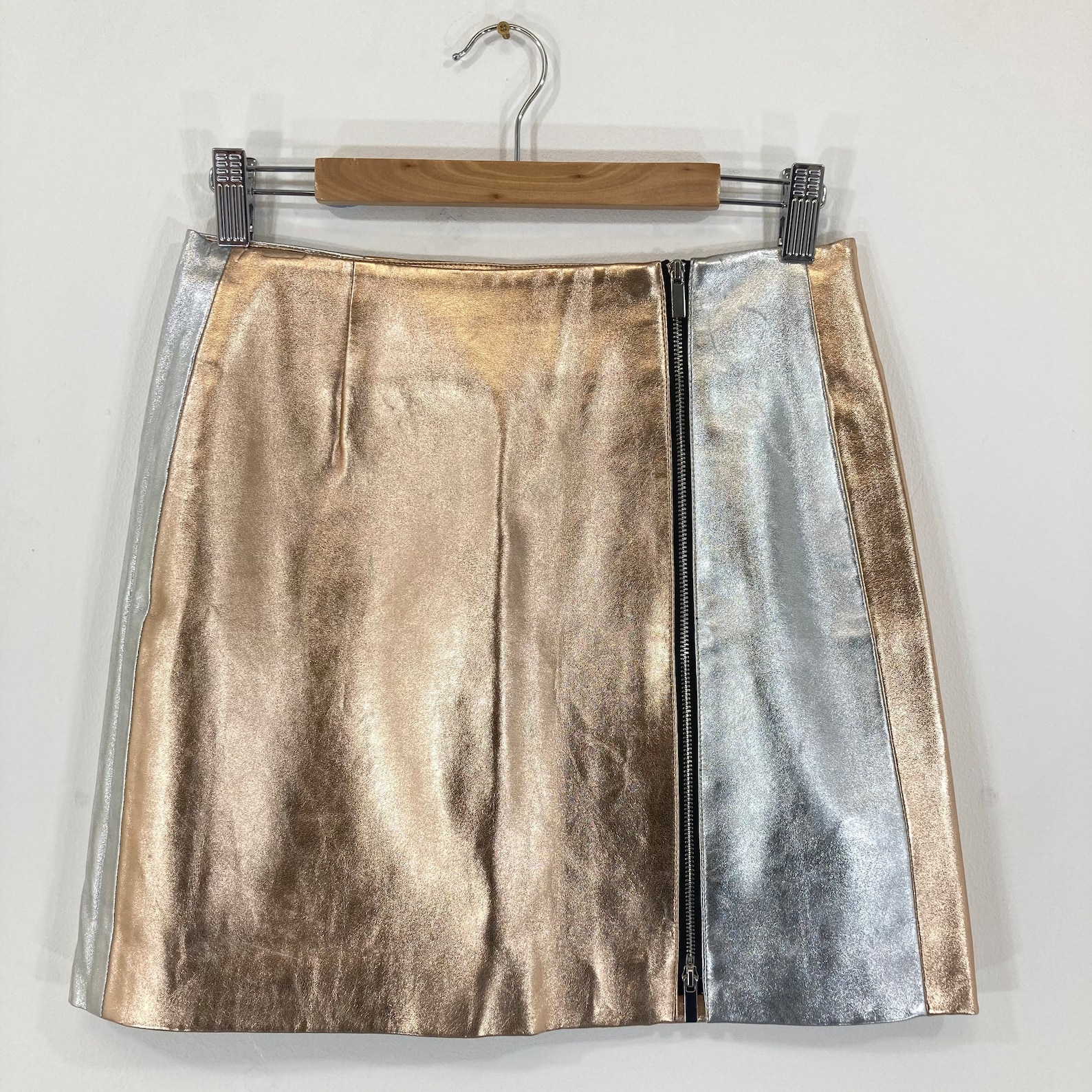 Vintage french connection faux leather mini skirt in silver and gold with a zip feature.
