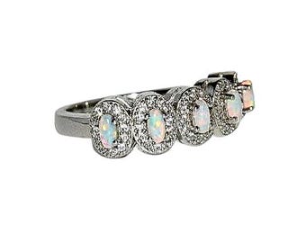 Sterlingzilveren ring met in het laboratorium gemaakte witte opaal en zirkonen