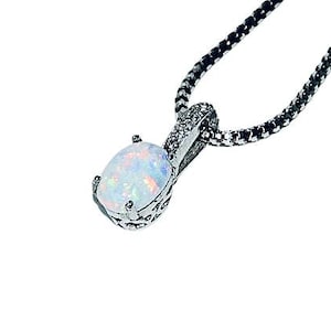 Pendentif opale blanche, collier d&#39;opale ovale, pendentif en argent avec opale blanche, pendentif opale délicat, cadeau pour elle, bijoux en opale, pierre de naissance d&#39;octobre