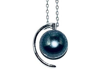 Collar con colgante de perla oscura en plata de ley, estilo minimalista moderno