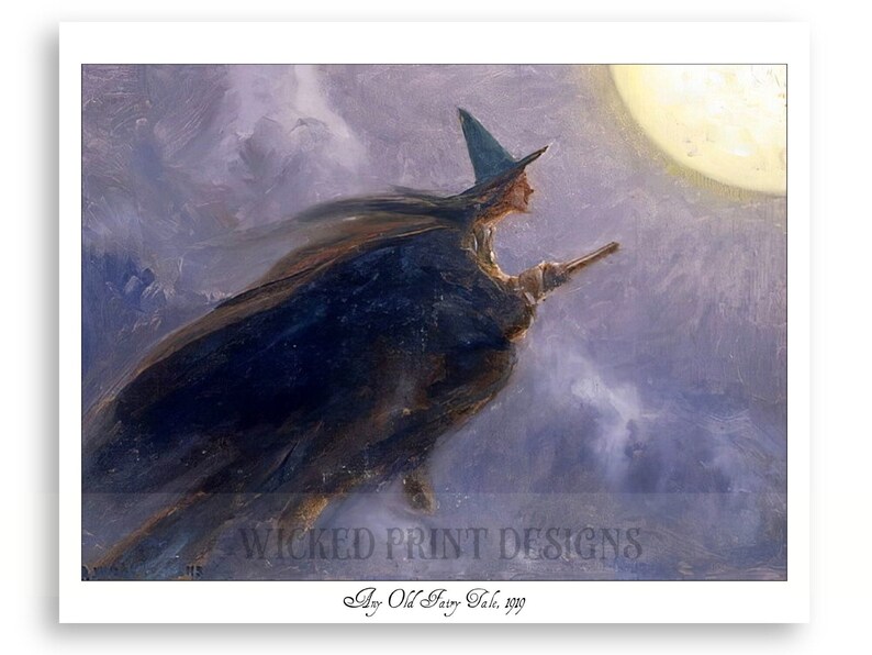 Pu&ograve; includere: Un dipinto di una strega che vola su una scopa davanti a una luna piena. La strega indossa un cappello a punta blu e un lungo mantello nero. La luna &egrave; di un giallo brillante e il cielo &egrave; di un delicato viola.