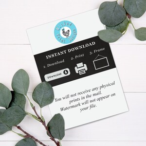 Pu&ograve; includere: Un cartoncino bianco con testo nero che dice "INSTANT DOWNLOAD" e elenca tre passaggi: 1. Scarica, 2. Stampa e 3. Incornicia. C'&egrave; un pulsante nero che dice "DOWNLOAD" con un'icona di freccia verso il basso. C'&egrave; un'icona di stampante nera e un'icona di cornice nera. Il testo sotto dice: "Non riceverai alcuna stampa fisica per posta. La filigrana non apparir&agrave; sul tuo file."