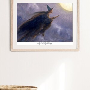 Pu&ograve; includere: Un dipinto di una strega che vola su una scopa davanti a una luna piena. La strega indossa un vestito nero e un cappello a punta. Il dipinto &egrave; intitolato "Lady Old Savory" e datato 1909.