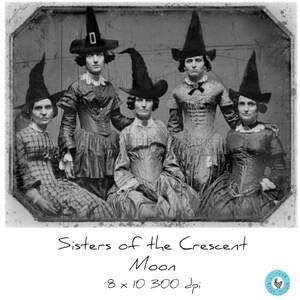 K&ouml;nnte beinhalten: Schwarzwei&szlig;es Vintage-Foto von f&uuml;nf Frauen in langen Kleidern und schwarzen Hexenh&uuml;ten. Das Bild tr&auml;gt den Titel "Sisters of the Crescent Moon" und den Text "8 x 10 300 dpi" unter dem Titel.