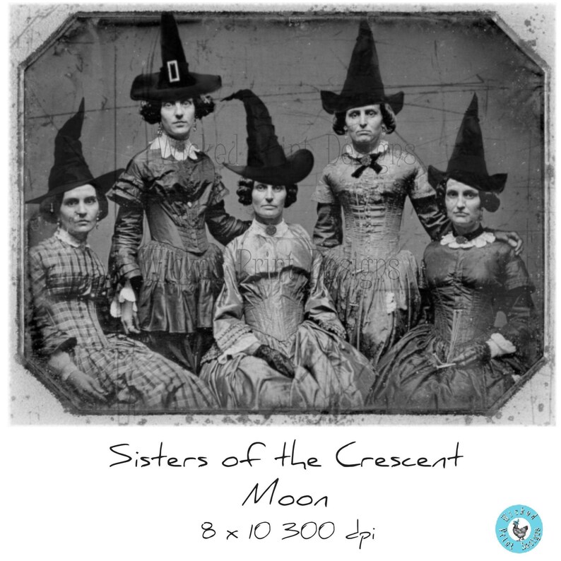K&ouml;nnte beinhalten: Schwarzwei&szlig;es Vintage-Foto von f&uuml;nf Frauen in langen Kleidern und schwarzen Hexenh&uuml;ten. Das Bild tr&auml;gt den Titel "Sisters of the Crescent Moon" und den Text "8 x 10 300 dpi" unter dem Titel.