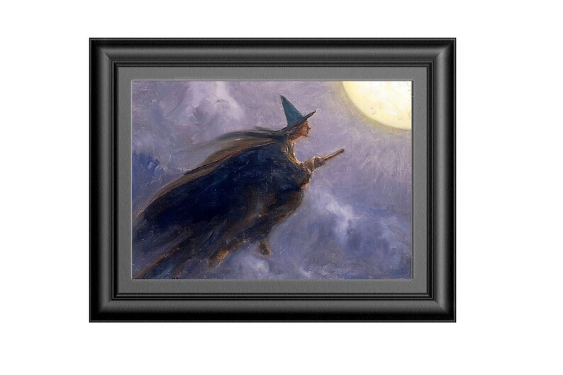 Pu&ograve; includere: Un dipinto di una strega che vola su una scopa davanti a una luna piena. La strega indossa una lunga tunica nera e un cappello a punta. La luna &egrave; luminosa e gialla, e il cielo &egrave; di un viola scuro.