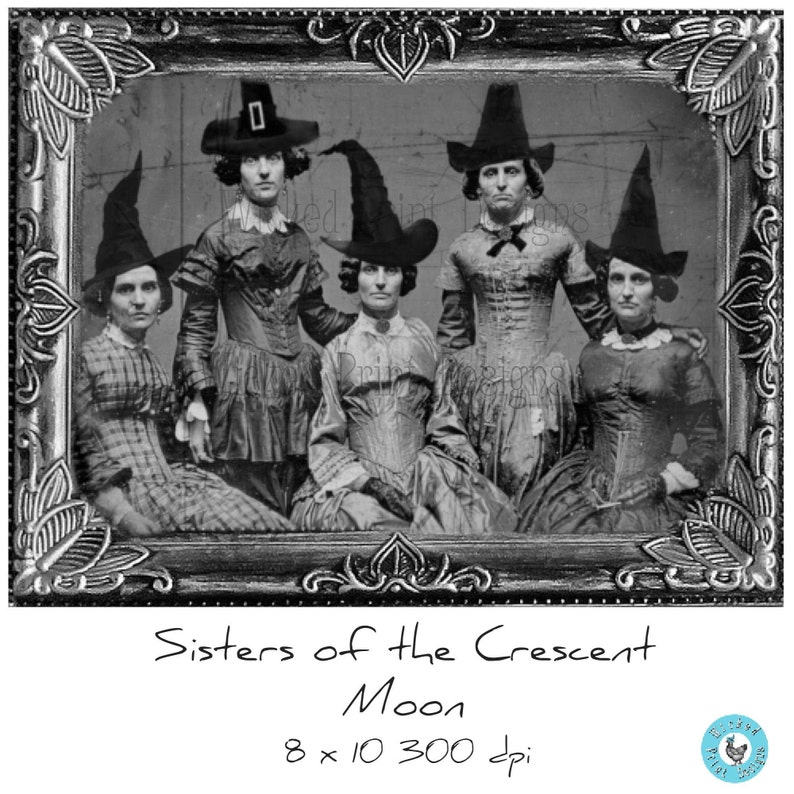 K&ouml;nnte beinhalten: Schwarzwei&szlig;es Vintage-Foto von f&uuml;nf Frauen in schwarzen Kleidern und Hexenh&uuml;ten. Die Frauen sind in einer Gruppe posiert und das Bild ist in einem schwarzen Rahmen mit verzierten Details gerahmt. Der Text "Sisters of the Crescent Moon 8 x 10 300 dpi" steht unter dem Bild.