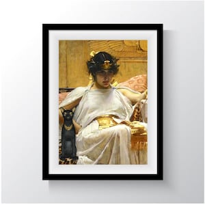 Op de afbeelding: Een schilderij van een vrouw in een witte jurk en een gouden kroon, zittend op een troon met een zwarte kat aan haar voeten. De achtergrond is een gouden kamer met een gevleugelde zon.