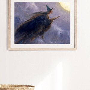 Pu&ograve; includere: Un dipinto incorniciato di una strega che vola su una scopa davanti a una luna piena. La strega indossa un cappello a punta e un lungo mantello nero. Lo sfondo &egrave; un cielo viola e blu con nuvole.