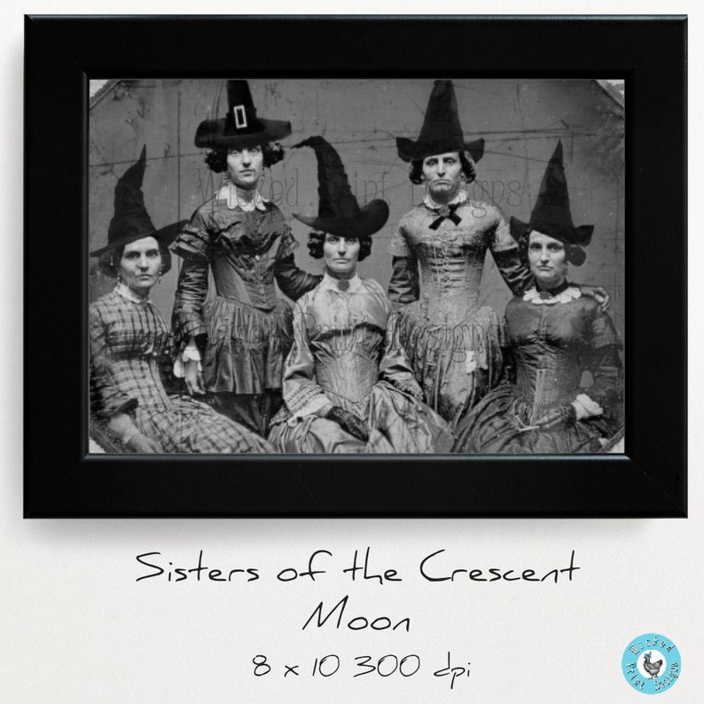 K&ouml;nnte beinhalten: Schwarzwei&szlig;es Vintage-Foto von f&uuml;nf Frauen in schwarzen Hexenh&uuml;ten und Kleidern. Das Bild tr&auml;gt den Titel "Sisters of the Crescent Moon" und hat die Abmessungen 8 x 10 Zoll bei 300 dpi.