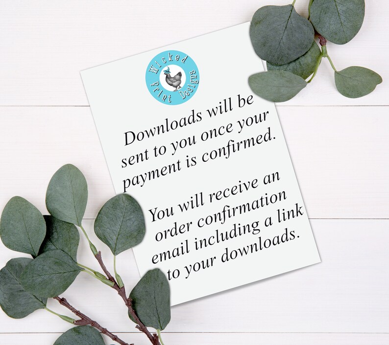 K&ouml;nnte beinhalten: Eine wei&szlig;e Karte mit schwarzem Text, der lautet: "Downloads werden Ihnen zugesandt, sobald Ihre Zahlung best&auml;tigt wurde. Sie erhalten eine Bestellbest&auml;tigung per E-Mail, die einen Link zu Ihren Downloads enth&auml;lt."  Ein blauer Kreis mit einem wei&szlig;en Huhn und dem Text "Wicked Print Designs" befindet sich in der oberen linken Ecke.