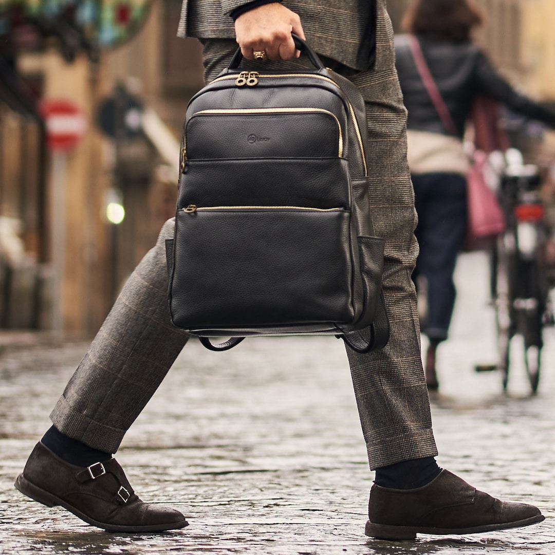 Men's Luxury Leather Breifcases & Business Bags  Bolsos para hombre,  Bolsos louis vuitton, Bolso mochila