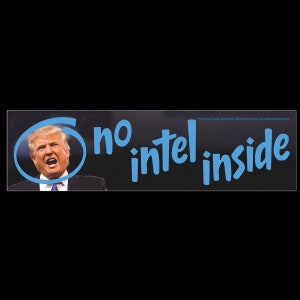 Puede incluir: Una pegatina para parachoques azul y blanca con una foto de Donald Trump en un círculo con el texto "no intel inside".