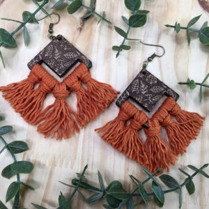Burnt Orange Fall Engraved Macrame Earrings || Fall Macrame Earrings || Burnt Orange Macrame Earrings