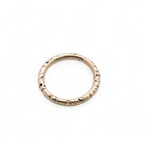 Antique Victorian 15ct Gold Chased Split Ring, 15mm