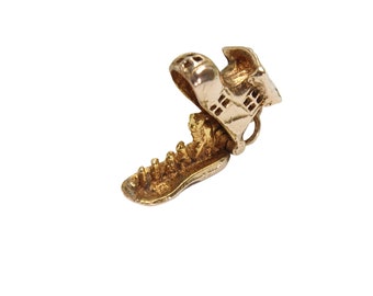 Vintage 9ct Gold "There was an old woman who lived in a shoe" Charm