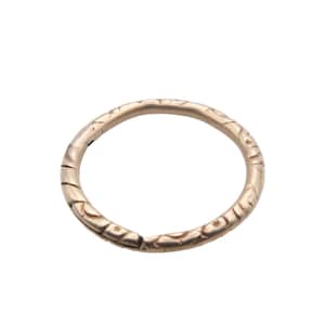 Antique Georgian 9ct Yellow Gold Large Chased Split Ring, 26mm