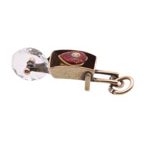 Colgante de encanto de esmalte de corazón de carretilla de amantes de oro antiguo de 9 quilates