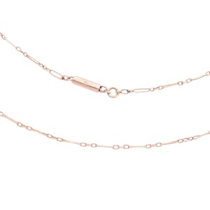 K&ouml;nnte beinhalten: Eine zarte Halskette aus Ros&eacute;gold mit feinem Kettendesign. Die Halskette hat eine Reihe kleiner, l&auml;nglicher Glieder, die durch winzige kreisf&ouml;rmige Ringe verbunden sind. Der Verschluss ist ein kleiner, rechteckiger Stab mit passendem Ros&eacute;gold-Finish.