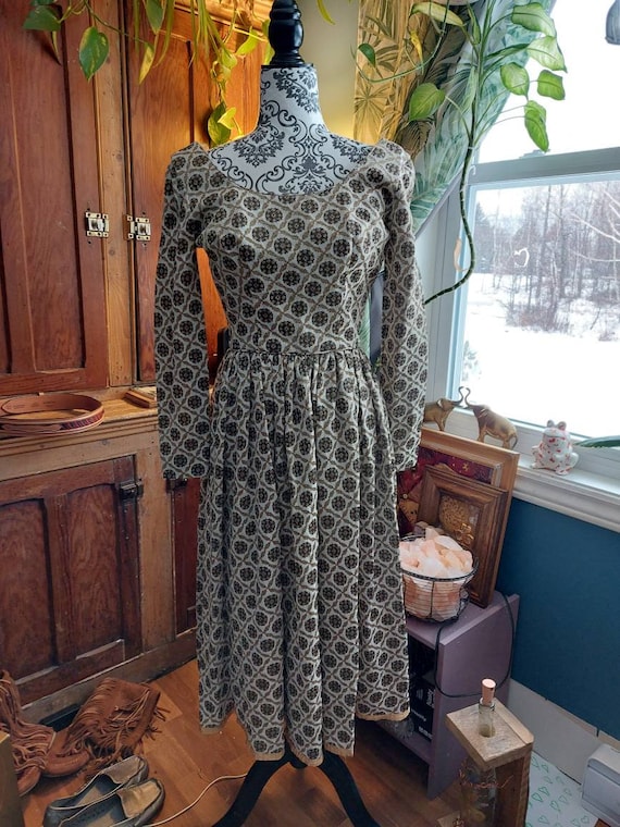 Gorgeous vintage dress, boatneck dress, scoop nec… - image 1