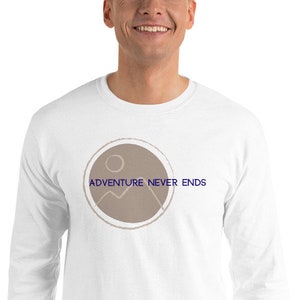 Könnte beinhalten: Weißes Langarm-T-Shirt mit einem braunen Kreis-Motiv, das eine Bergkette und eine Sonne zeigt. Der Text "Adventure Never Ends" ist in Blau innerhalb des Kreises gedruckt.