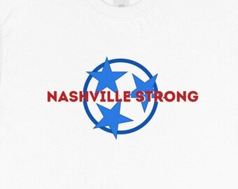 Puede incluir: Camiseta blanca con un gráfico azul y rojo de tres estrellas en un círculo con el texto "NASHVILLE STRONG".