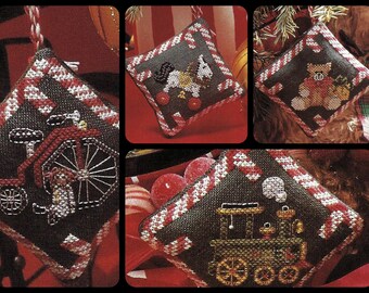 Könnte beinhalten: Vier handgefertigte Weihnachtsornamente mit einem Zuckerstangenrand. Jedes Ornament zeigt ein anderes Design: eine Spielzeugeisenbahn, ein Schaukelpferd, einen Teddybär und ein Kind auf einem Fahrrad.