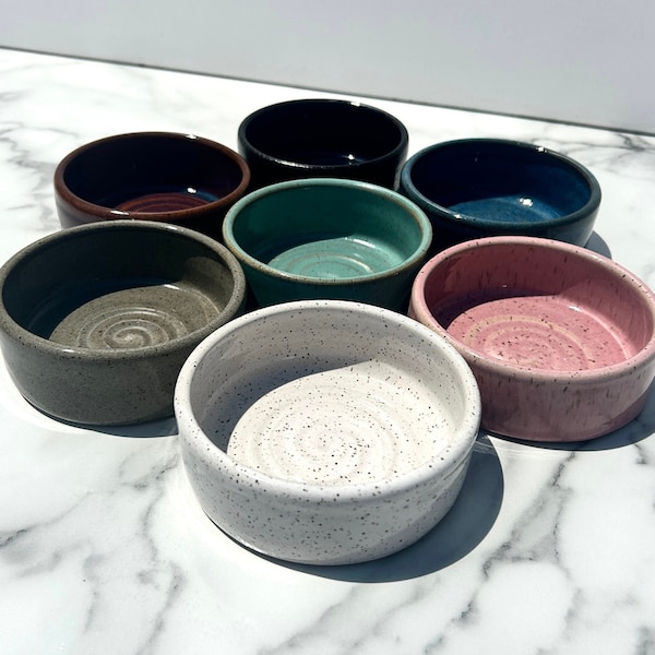 Comedero de cerámica moteada para mascotas hecho a mano: plato colorido de cerámica para comida y agua.