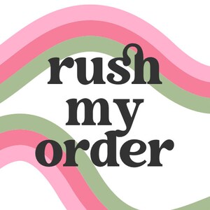 Puede incluir: Un diseño gráfico con el texto "rush my order" en letras negras en negrita sobre un fondo de líneas onduladas rosas y verdes.