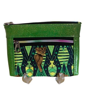 Green glitter gem pouch with Lion King feature.
