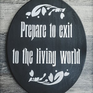 Haunted Mansion Kunst, bereiten Sie sich auf den Ausstieg in die lebendige Welt, Disney Haunted House, Halloween-Plakette, Halloween-Dekor, morbide Dekor, gotische Kunst