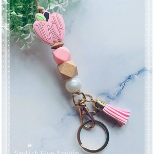 Lanière en bois TEACH pomme rose pour professeur | Badge d'identification et lanière porte-clés | Prénom personnalisé | Lanière pour enseignant/infirmière | Porte-clés