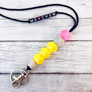 Design élégant au crayon jaune | Porte-badge et porte-clés | Perles en bois et silicone | Lanière d'infirmière pour enseignante | Porte-clés pour carte d'identité | Suspension pour désinfectant