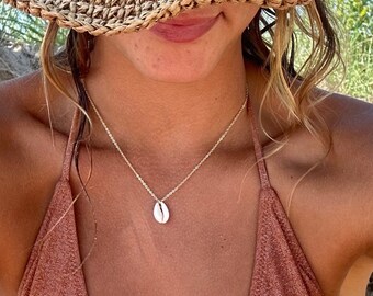 Minimalist Cowrie shell choker-Natural white seashell-Boho summer beach jewelry- Puka shell choker-Natural seashell-Costal cowgirl jewelry