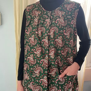 Vintage Green Paisley Snap-front House Smock with 2 Patch Pockets