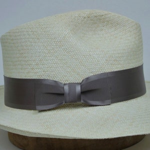 Fascia per cappello in gros grain/raso con papillon, adatta a tutte le taglie. Facile da attaccare, fatto a mano. Elegante fascia per cappello in gros grain/raso. 3 colori di fasce per cappelli.